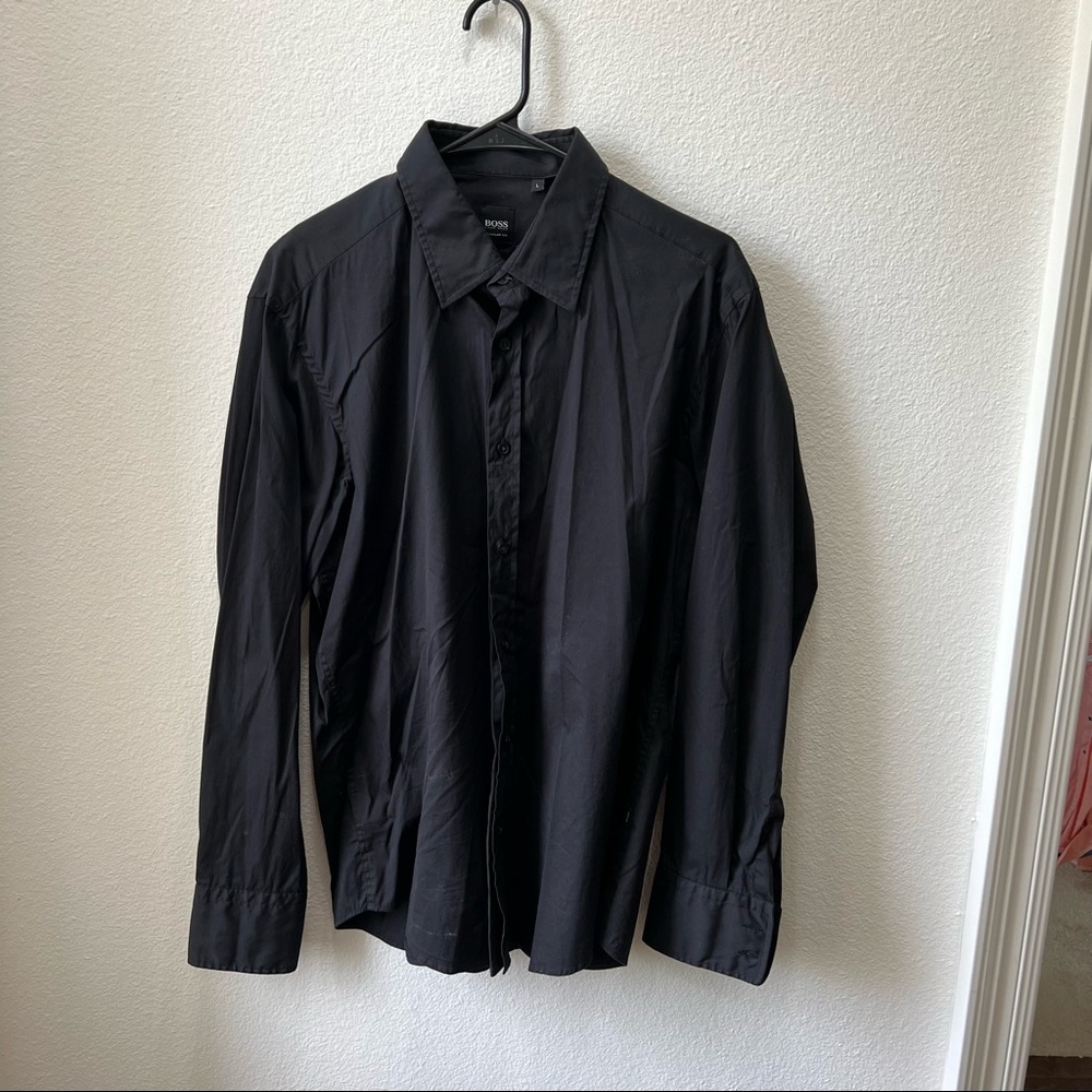 Like new men’s Hugo Boss long sleeve button up shirt. Size Large